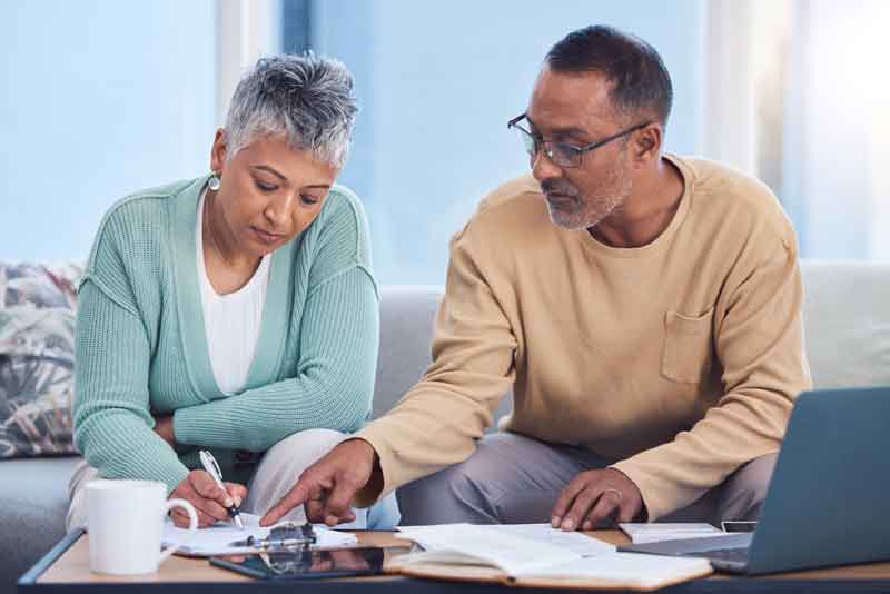 couple looking over funeral guide pdf